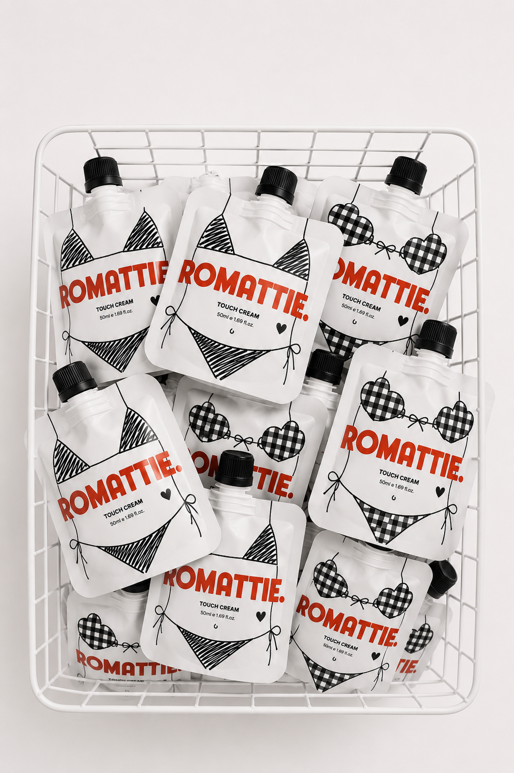 바구니에 가득 담긴 ROMATTIE 50ml Portable Pouch