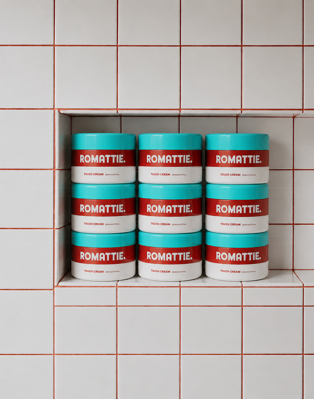 욕실 타일 선반에 넉넉하게 채워진 ROMATTIE 200ml Jar